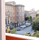 stanza singola con balcone privato: la veduta dalla camera di un palazzo antico, ora sede di una scuola