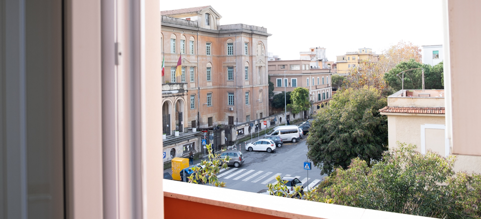 stanza singola con balcone privato: la veduta dalla camera di un palazzo antico, ora sede di una scuola