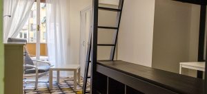 stanza singola con balcone privato, dettaglio della zona longe con poltrona e seduta per esterno